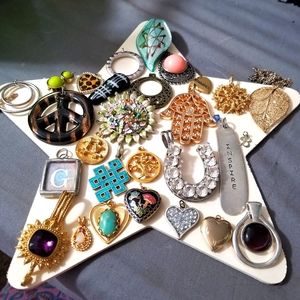 28 Pendants lot